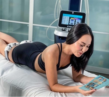 Tratamento estético com EvolveX para tonificação muscular não invasiva.