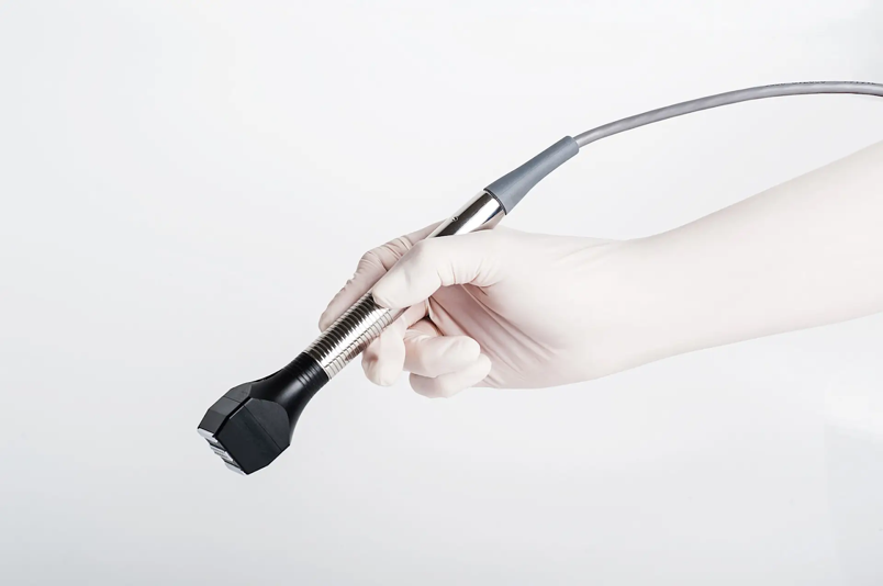 Aparelho estético utilizado em procedimentos de rejuvenescimento facial.