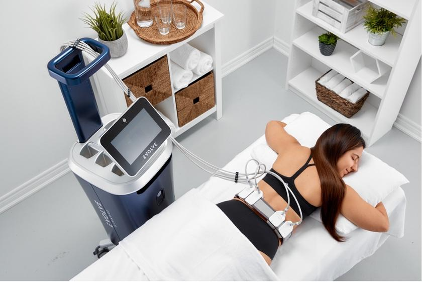 Sessão de tonificação muscular com tecnologia avançada de radiofrequência e EMS.